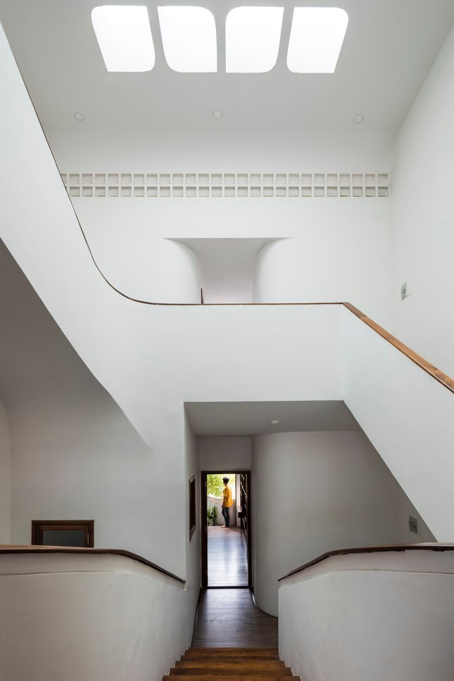 Cầu thang và khoảng thông tầng kết nối các phòng. Cầu thang và khoảng thông tầng kết nối các phòng.