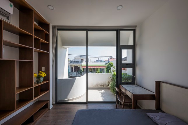 Phòng ngủ được thiết kế đơn giản, kết hợp với nội thất bằng gỗ, tạo nên vẻ sang trọng, thanh lịch. Phòng ngủ được thiết kế đơn giản, kết hợp với nội thất bằng gỗ, tạo nên vẻ sang trọng, thanh lịch.