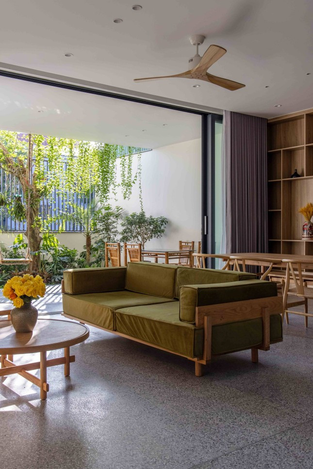 Phòng khách và phòng ăn luôn mát mẻ nhờ kết nối với không gian bên ngoài. Phòng khách và phòng ăn luôn mát mẻ nhờ kết nối với không gian bên ngoài.