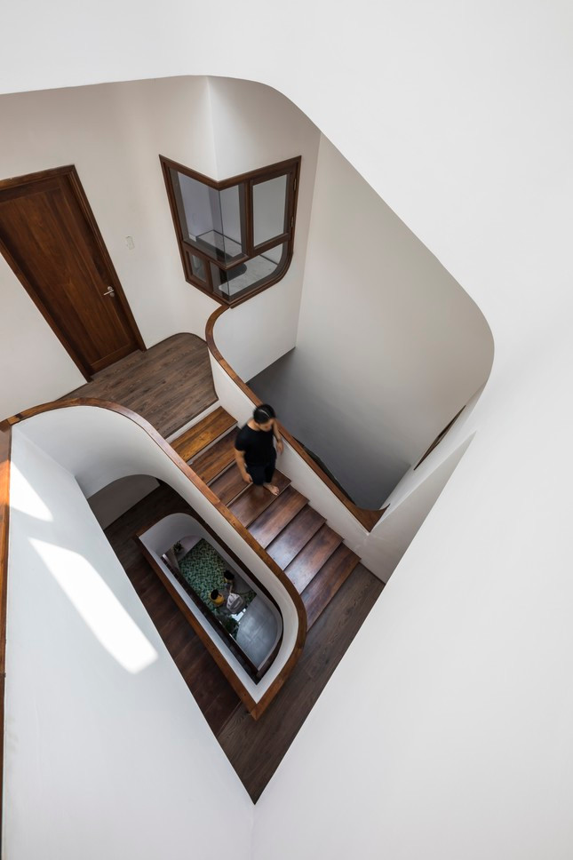 Các tầng được kết nối với nhau qua cầu thang với những góc tròn mềm mại. Các tầng được kết nối với nhau qua cầu thang với những góc tròn mềm mại.