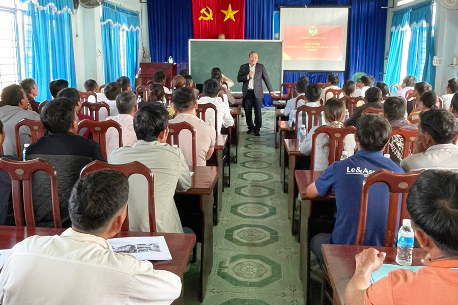 Quang cảnh lớp tập huấn về ứng dụng công nghệ thông tin và hướng nghiệp, dạy nghề cho hội viên, nông dân huyện Kông Chro. Ảnh: Ngọc Anh Quang cảnh lớp tập huấn về ứng dụng công nghệ thông tin và hướng nghiệp, dạy nghề cho hội viên, nông dân huyện Kông Chro. Ảnh: Ngọc Anh