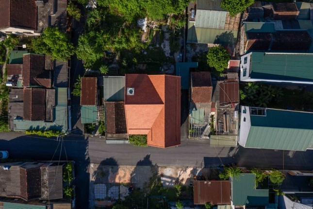 Ngôi nhà nằm ở một khu vực yên tĩnh, đậm chất đồng quê. Ngôi nhà nằm ở một khu vực yên tĩnh, đậm chất đồng quê.