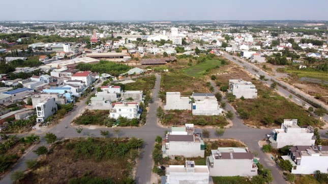 Phân khúc đất nền ở miền Trung ghi nhận 3 dự án mở bán với 54 nền, giảm đáng kể so với quý II và cùng kỳ năm 2022. Phân khúc đất nền ở miền Trung ghi nhận 3 dự án mở bán với 54 nền, giảm đáng kể so với quý II và cùng kỳ năm 2022.