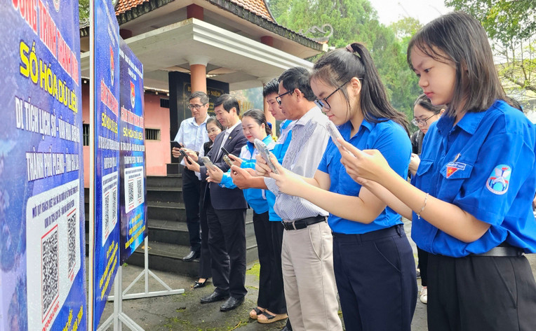 Đoàn viên, thanh niên quét mã QR tìm hiểu các di tích lịch sử, văn hóa. Ảnh: Phan Lài