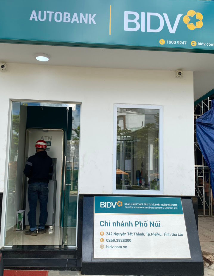 Từ ngày 30-10, BIDV Chi nhánh Phố Núi chính thức đưa vào hoạt động máy CRM thế hệ mới tại Hội sở 242 Nguyễn Tất Thành, TP Pleiku. Ảnh: S.C