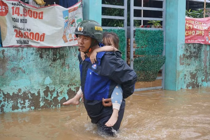 Lực lượng chức năng ở TP Đà Nẵng giúp dân trong mưa lũ