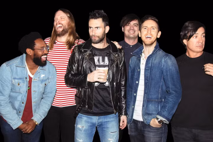 Nhóm nhạc Maroon 5 lần đầu đến Việt Nam biểu diễn.