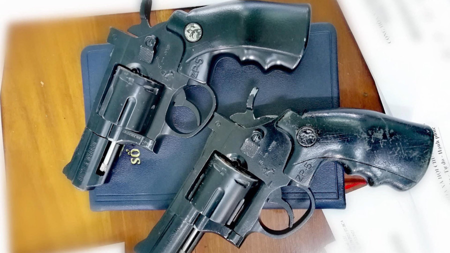 2 khẩu súng quân dụng mà đối tượng Nguyễn Văn Huy tàng trữ trái phép. Ảnh: Thiên Di