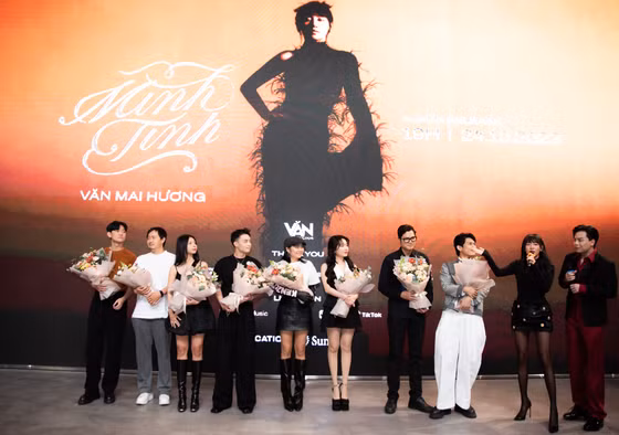 Buổi ra mắt album mới của Văn Mai Hương Buổi ra mắt album mới của Văn Mai Hương