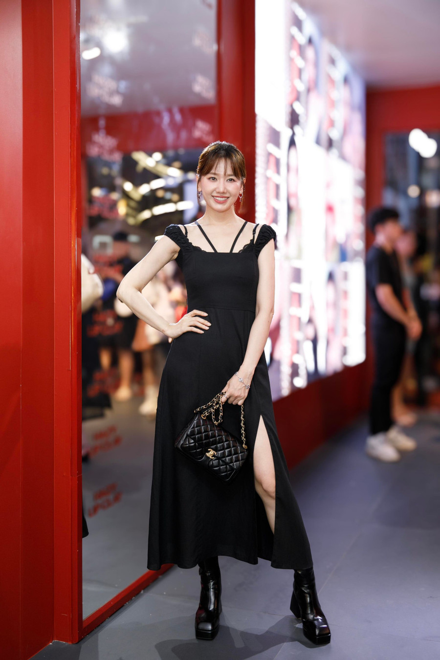 Vừa qua, trong một chương trình gameshow, Hari Won tiết lộ từng tích cực giảm cân vì bị Trấn Thành chê &quot;chân giống như voi&quot;. Ảnh: BTC