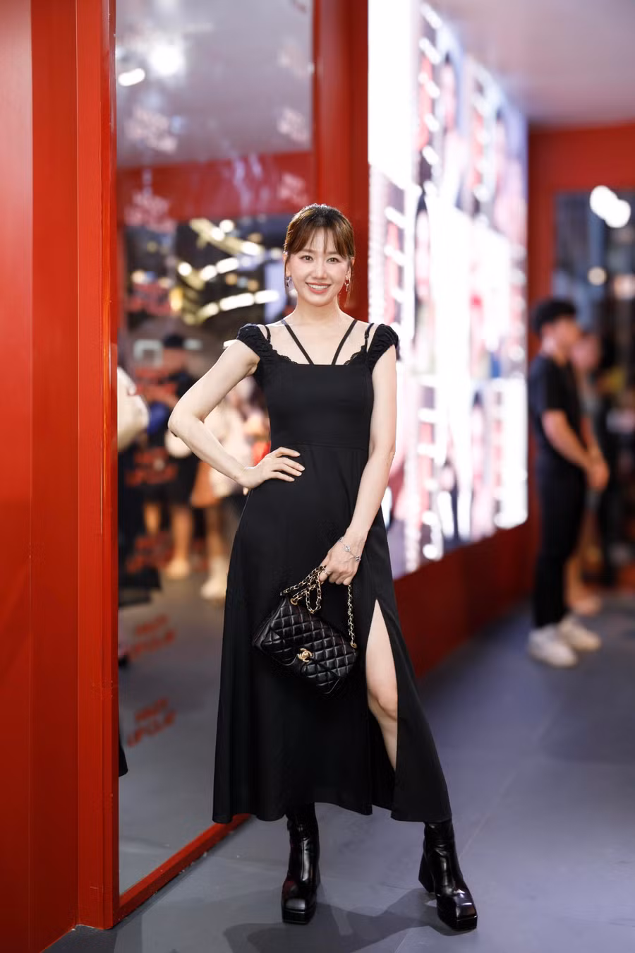 Vừa qua, trong một chương trình gameshow, Hari Won tiết lộ từng tích cực giảm cân vì bị Trấn Thành chê "chân giống như voi". Ảnh: BTC