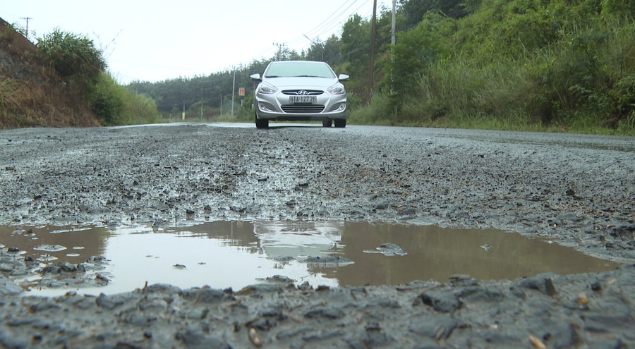 Nhiều ổ gà, hố sâu xuất hiện trên QL14, đoạn qua các xã Phú Sơn và Thọ Sơn, huyện Bù Đăng, tỉnh Bình Phước đã khiến tai nạn giao thông thường xuyên xảy ra Nhiều ổ gà, hố sâu xuất hiện trên QL14, đoạn qua các xã Phú Sơn và Thọ Sơn, huyện Bù Đăng, tỉnh Bình Phước đã khiến tai nạn giao thông thường xuyên xảy ra