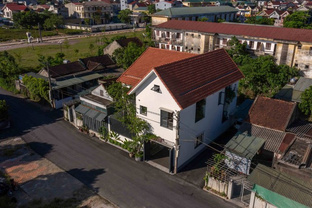 Hệ mái ngói đất nung đỏ khiến ngôi nhà nổi bật. Hệ mái ngói đất nung đỏ khiến ngôi nhà nổi bật.