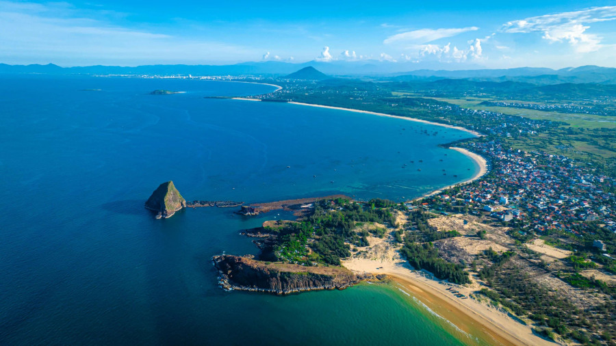 Điển hình ở Hòn Yến là san hô mềm và san hô lỗ đỉnh, khác nhiều vùng biển ở nước ta. Chính vì những giá trị độc đáo này nên các chuyên gia đã có nhiều nghiên cứu để thành lập các khu bảo tồn, bảo vệ hệ sinh thái trên vùng biển Phú Yên