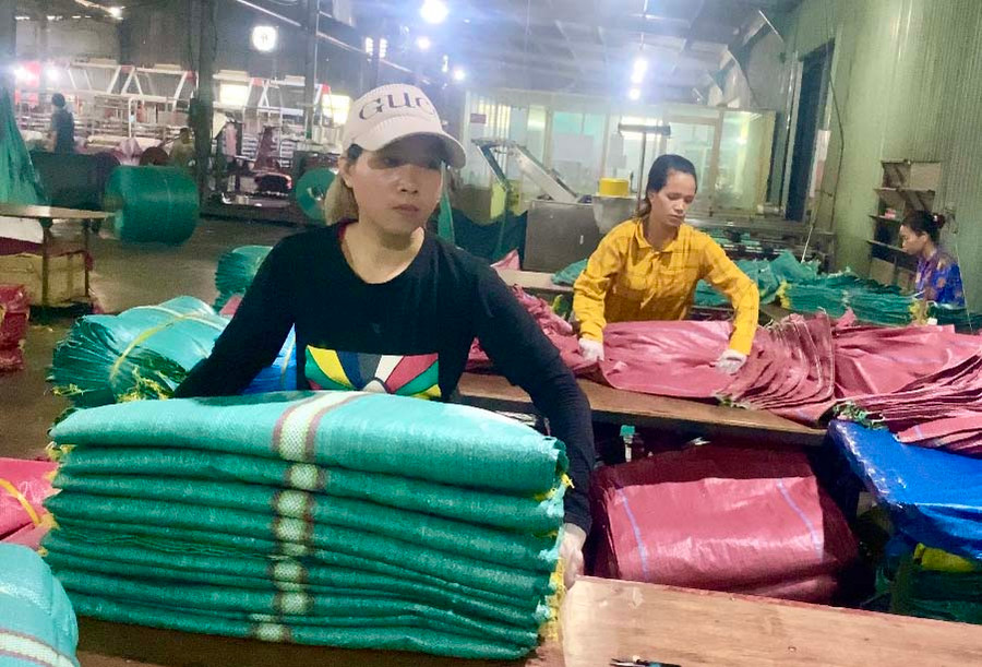 Công nhân làm việc tại nhà máy sản xuất của Công ty TNHH một thành viên Thiên Phúc Plastic (Khu Công nghiệp Trà Đa, TP. Pleiku). Ảnh: H.D Công nhân làm việc tại nhà máy sản xuất của Công ty TNHH một thành viên Thiên Phúc Plastic (Khu Công nghiệp Trà Đa, TP. Pleiku). Ảnh: H.D