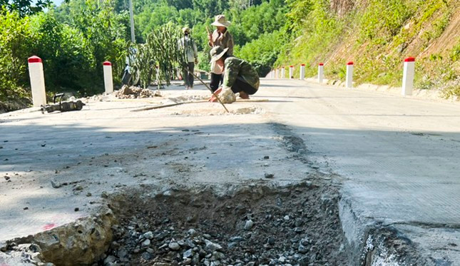Những ngày qua, nhà thầu đang tiến hành khắc phục. Ảnh: Đ.X Những ngày qua, nhà thầu đang tiến hành khắc phục. Ảnh: Đ.X
