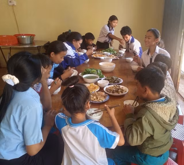 Các cháu mồ côi, gia cảnh khó khăn được nhận nuôi, tạo điều kiện đến trường