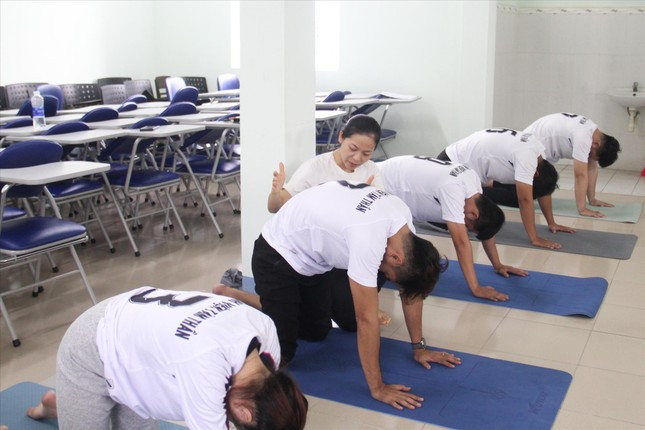 Không chỉ được học lý thuyết, cách luyện tập, các học viên còn được hướng dẫn về phương pháp truyền đạt, dẫn dắt để tạo môi trường thoải mái nhất cho bệnh nhân. Ảnh: Giang Thanh