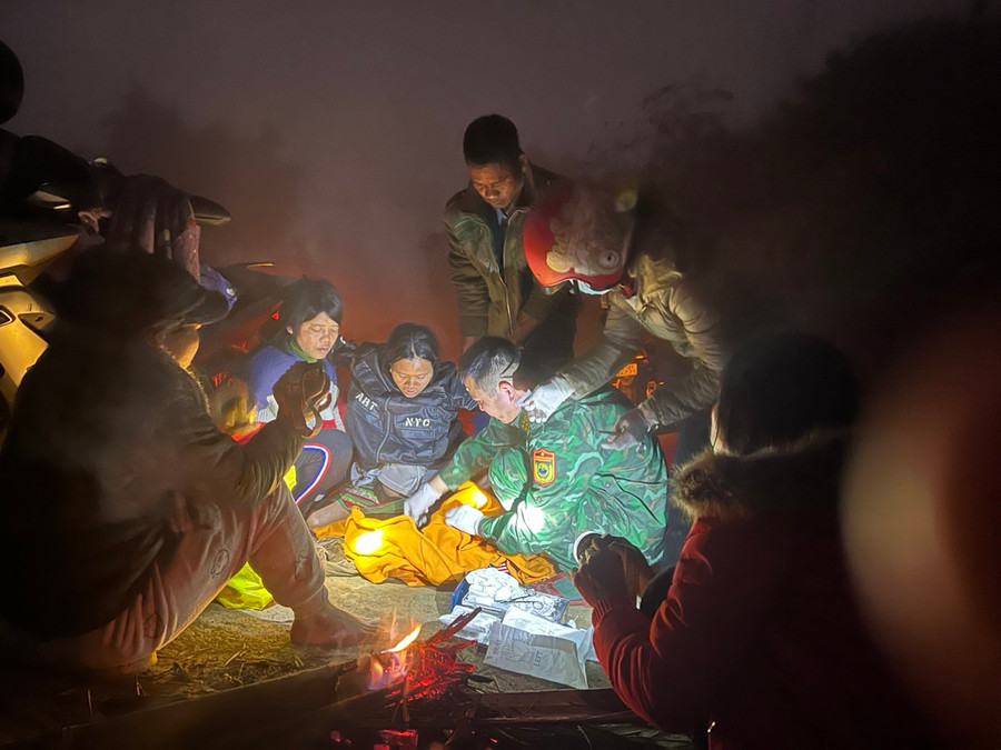 Thiếu tá, bác sĩ Nguyễn Văn Quốc Trí đỡ đẻ cho sản phụ Bríu Thị Poi giữa đường... Thiếu tá, bác sĩ Nguyễn Văn Quốc Trí đỡ đẻ cho sản phụ Bríu Thị Poi giữa đường...