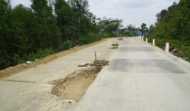 Một bên đường bị đào lên để làm lại. Ảnh: Đ.X Một bên đường bị đào lên để làm lại. Ảnh: Đ.X