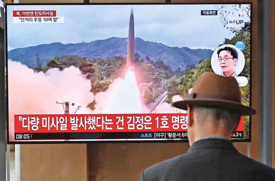 Người dân tại Seoul (Hàn Quốc) theo dõi bản tin truyền hình về vụ phóng tên lửa của Triều Tiên ngày 30-5. Ảnh: AFP Người dân tại Seoul (Hàn Quốc) theo dõi bản tin truyền hình về vụ phóng tên lửa của Triều Tiên ngày 30-5. Ảnh: AFP