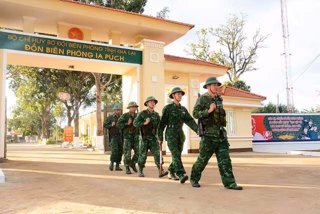 Cán bộ, chiến sĩ Đồn biên phòng Ia Púch lên đường thực hiện nhiệm vụ tuần tra, bảo vệ biên giới