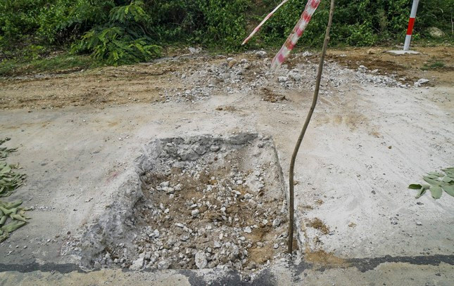 Mặt đường một số vị trí được đào lên để đổ bê tông lại. Ảnh: Đ.X Mặt đường một số vị trí được đào lên để đổ bê tông lại. Ảnh: Đ.X