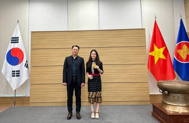 Hà Anh được vinh danh tại Đại sứ quán Việt Nam ở Hàn Quốc Hà Anh được vinh danh tại Đại sứ quán Việt Nam ở Hàn Quốc