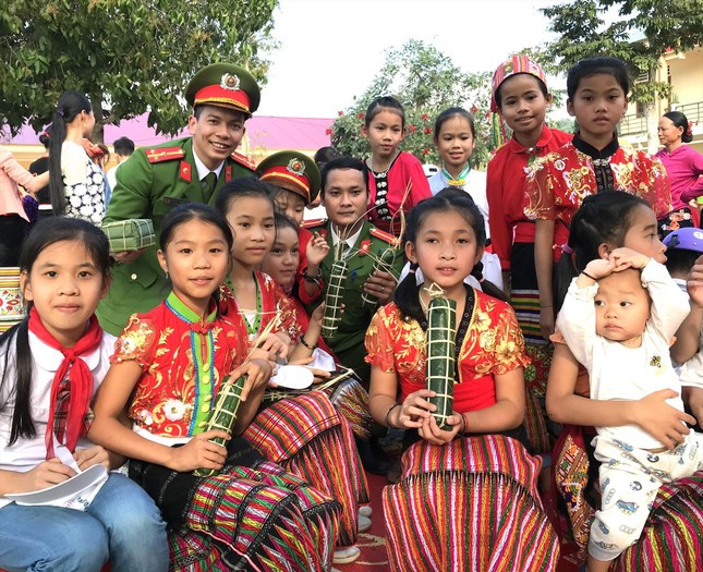 Tham gia tặng quà, gói bánh chưng cho em nhỏ vùng cao