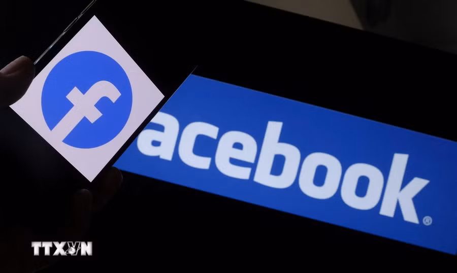 Biểu tượng Facebook trên màn hình điện thoại và máy tính. (Ảnh: AFP/TTXVN)