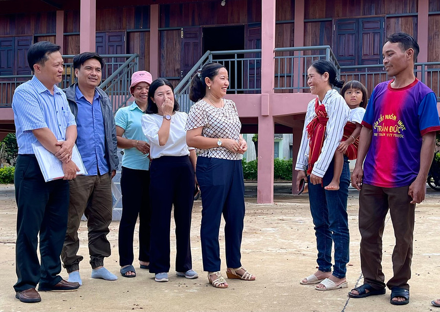 Bí thư Huyện ủy Đak Pơ Lê Thị Thanh Mai (thứ 5 từ trái sang) động viên cán bộ, đảng viên Chi bộ làng Bung Bang Hven (xã Yang Bắc, huyện Đak Pơ) thực hiện tốt các nghị quyết, chuyên đề về xây dựng nông thôn mới. Ảnh: M.N