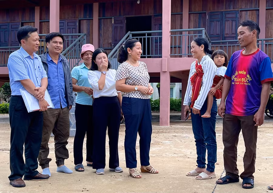 Bí thư Huyện ủy Đak Pơ Lê Thị Thanh Mai (thứ 5 từ trái sang) động viên cán bộ, đảng viên Chi bộ làng Bung Bang Hven (xã Yang Bắc, huyện Đak Pơ) thực hiện tốt các nghị quyết, chuyên đề về xây dựng nông thôn mới. Ảnh: M.N