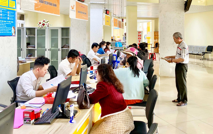 Chỉ cần có căn cước công dân, kê khai địa chỉ trụ sở, ngành nghề, vốn là có thể được cấp giấy chứng nhận đăng ký DN và được trả kết quả qua dịch vụ bưu chính công ích. Ảnh: Hà Duy Chỉ cần có căn cước công dân, kê khai địa chỉ trụ sở, ngành nghề, vốn là có thể được cấp giấy chứng nhận đăng ký DN và được trả kết quả qua dịch vụ bưu chính công ích. Ảnh: Hà Duy