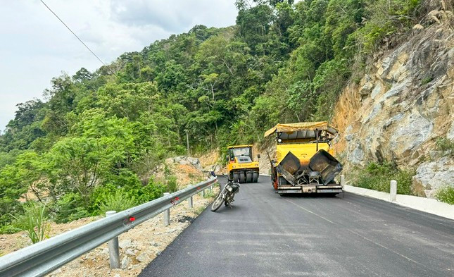 Trên tuyến sẽ có một số km được cho thảm nhựa. Ảnh: Đ.X Trên tuyến sẽ có một số km được cho thảm nhựa. Ảnh: Đ.X