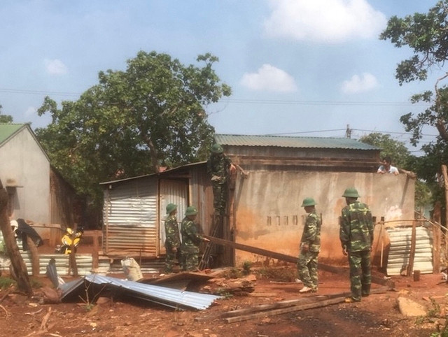 Giúp dân dựng lại nhà sau thiên tai Giúp dân dựng lại nhà sau thiên tai