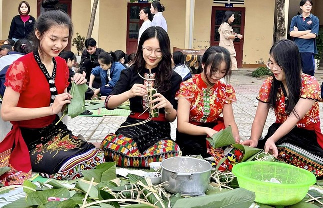 Hà Anh (áo đen giữa) tham gia chương trình Xuân yêu thương hướng tới các em nhỏ vùng cao Hà Anh (áo đen giữa) tham gia chương trình Xuân yêu thương hướng tới các em nhỏ vùng cao