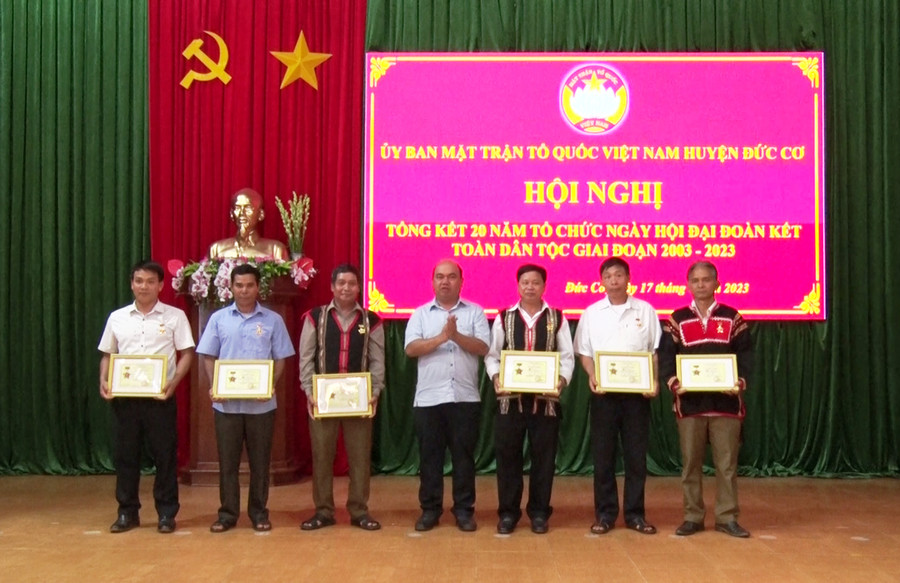 Lãnh đạo Ủy ban MTTQ Việt Nam tỉnh khen thưởng các cá nhân có thành tích trong tổ chức Ngày hội “Đại đoàn kết toàn dân tộc” tại huyện Đức Cơ. Ảnh: Vĩnh Hoàng