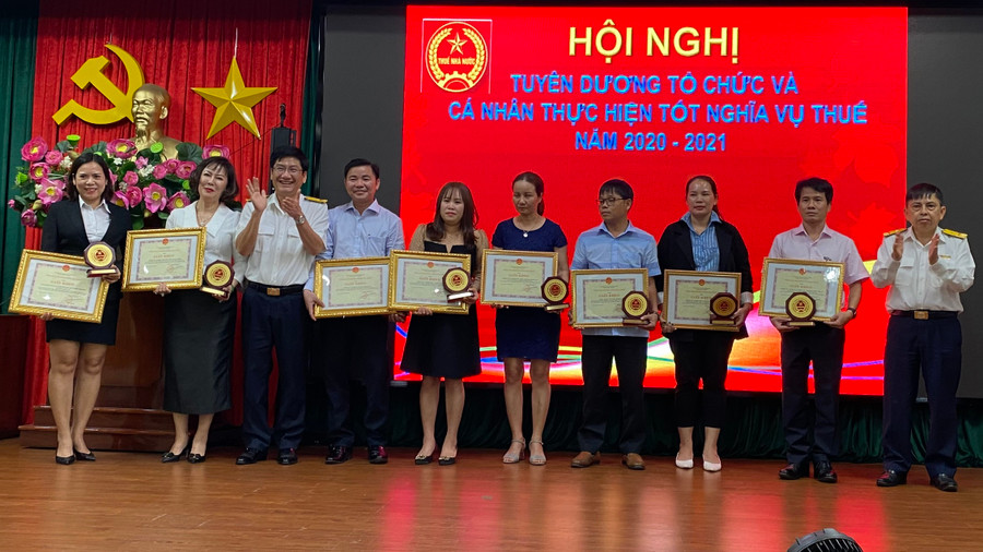 Ngành Thuế tỉnh luôn đồng hành hỗ trợ và tuyên dương kịp thời người nộp thuế thực hiện tốt nghĩa vụ với ngân sách Nhà nước. Ảnh: Sơn Ca Ngành Thuế tỉnh luôn đồng hành hỗ trợ và tuyên dương kịp thời người nộp thuế thực hiện tốt nghĩa vụ với ngân sách Nhà nước. Ảnh: Sơn Ca