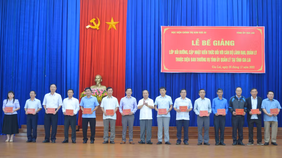 Phó Bí thư Thường trực Tỉnh ủy trao chứng nhận hoàn thành lớp bồi dưỡng cập nhật kiến thức đối với cán bộ lãnh đạo, quản lý trực thuộc Ban Thường vụ Tỉnh ủy quản lý. Ảnh: Phương Dung