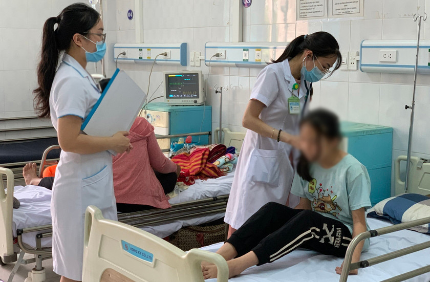 Bác sĩ Bệnh viện Nhi tỉnh thăm khám cho bệnh nhi bị tai nạn đuối nước. Ảnh: Như Nguyện