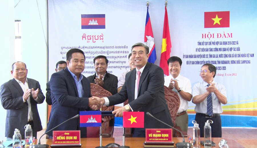 Lãnh đạo huyện Đức Cơ và Oyadav ký biên bản ghi nhớ hợp tác giai đoạn 2023-2025. Ảnh: Vĩnh Hoàng Lãnh đạo huyện Đức Cơ và Oyadav ký biên bản ghi nhớ hợp tác giai đoạn 2023-2025. Ảnh: Vĩnh Hoàng