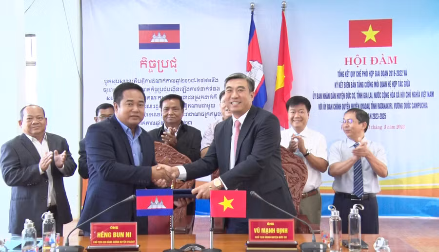 Lãnh đạo huyện Đức Cơ và Oyadav ký biên bản ghi nhớ hợp tác giai đoạn 2023-2025. Ảnh: Vĩnh Hoàng