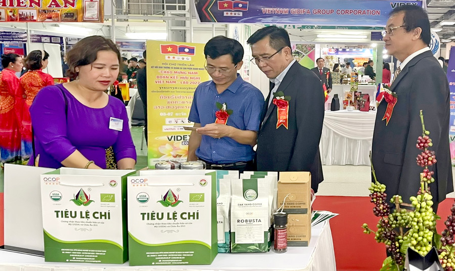 Hợp tác xã Nông nghiệp và dịch vụ Nam Yang (huyện Đak Đoa) tham gia hội chợ tại Lào (ảnh Sở Công thương cung cấp). Hợp tác xã Nông nghiệp và dịch vụ Nam Yang (huyện Đak Đoa) tham gia hội chợ tại Lào (ảnh Sở Công thương cung cấp).