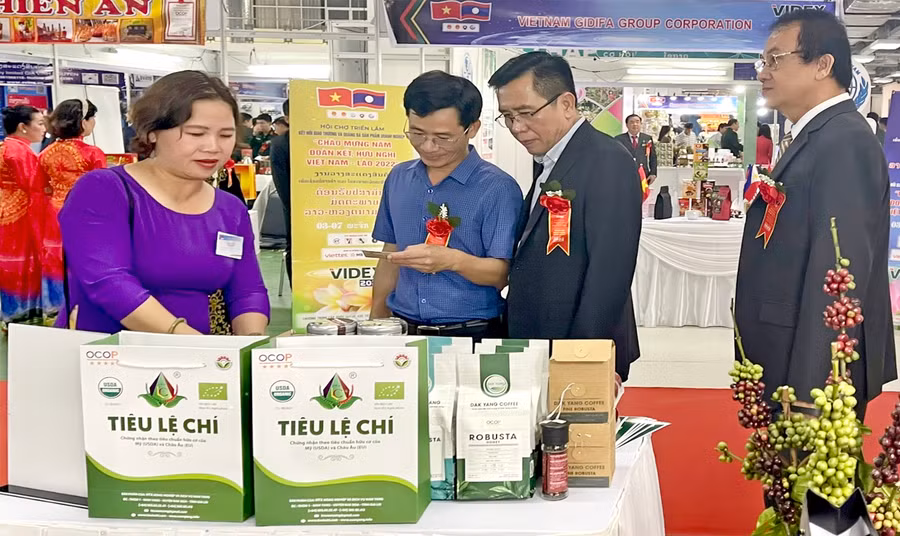 Hợp tác xã Nông nghiệp và dịch vụ Nam Yang (huyện Đak Đoa) tham gia hội chợ tại Lào (ảnh Sở Công thương cung cấp).