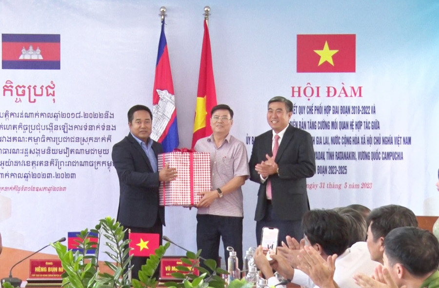 Lãnh đạo huyện Đức Cơ tặng quà cho chính quyền huyện Oyadav. Ảnh: Vĩnh Hoàng Lãnh đạo huyện Đức Cơ tặng quà cho chính quyền huyện Oyadav. Ảnh: Vĩnh Hoàng