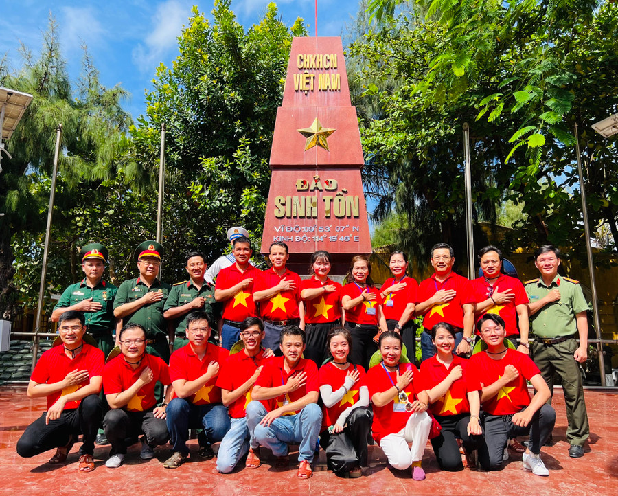 Ngân cùng đoàn tình nguyện thể hiện tình yêu Tổ quốc nơi đảo xa Ngân cùng đoàn tình nguyện thể hiện tình yêu Tổ quốc nơi đảo xa