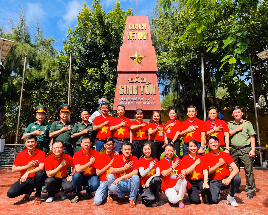 Ngân cùng đoàn tình nguyện thể hiện tình yêu Tổ quốc nơi đảo xa Ngân cùng đoàn tình nguyện thể hiện tình yêu Tổ quốc nơi đảo xa