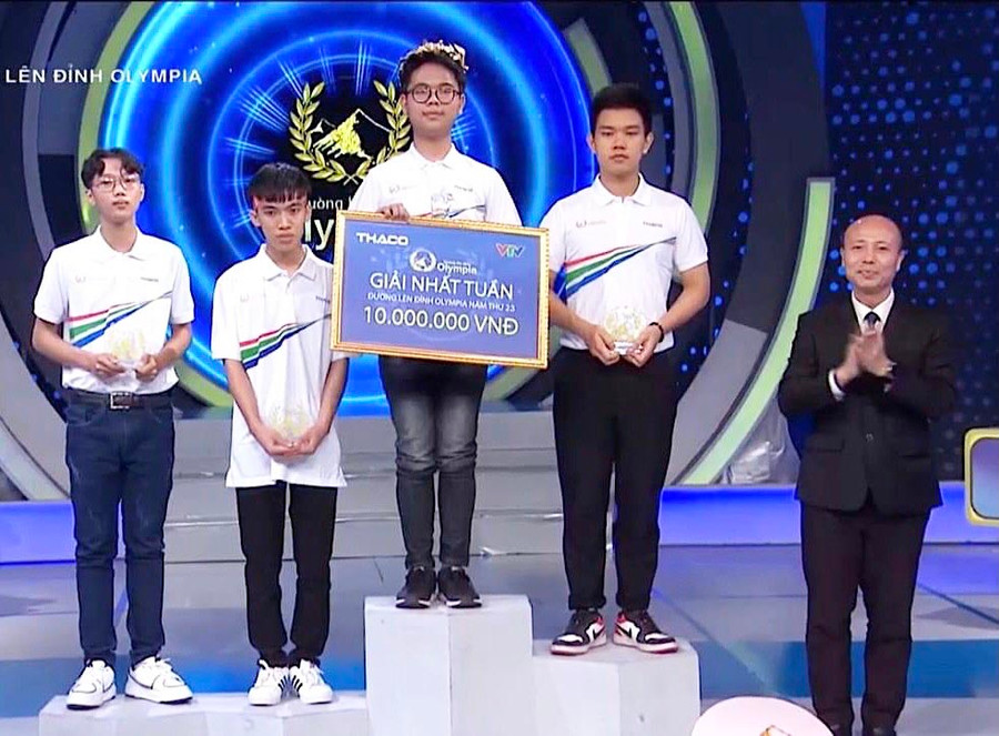 Em Dương Tiến Hải (Lớp 11C3A, Trường THPT chuyên Hùng Vương) xuất sắc giành được vòng nguyệt quế cuộc thi tuần 2 với 310 điểm. Ảnh chụp lại Em Dương Tiến Hải (Lớp 11C3A, Trường THPT chuyên Hùng Vương) xuất sắc giành được vòng nguyệt quế cuộc thi tuần 2 với 310 điểm. Ảnh chụp lại