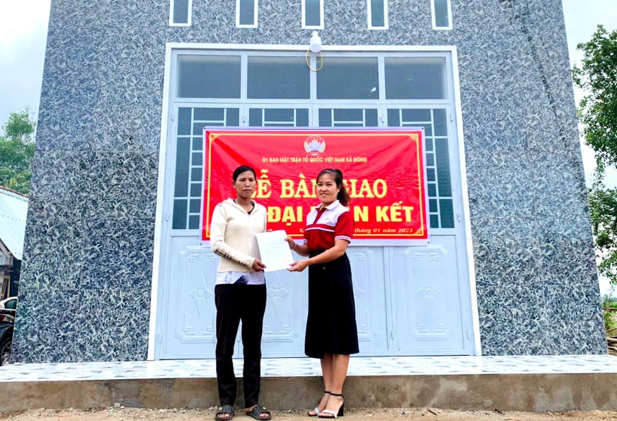 Ủy ban MTTQ Việt Nam xã Đông (huyện Kbang) bàn giao nhà “Đại đoàn kết” cho đại diện gia đình ông Đinh Bong. Ảnh: My Ni