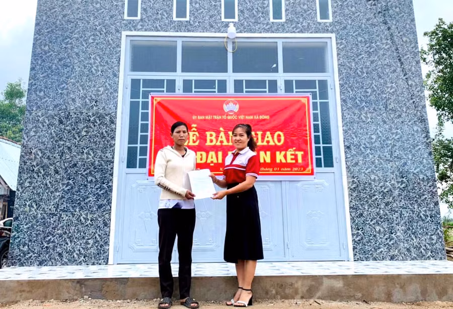 Ủy ban MTTQ Việt Nam xã Đông (huyện Kbang) bàn giao nhà “Đại đoàn kết” cho đại diện gia đình ông Đinh Bong. Ảnh: My Ni